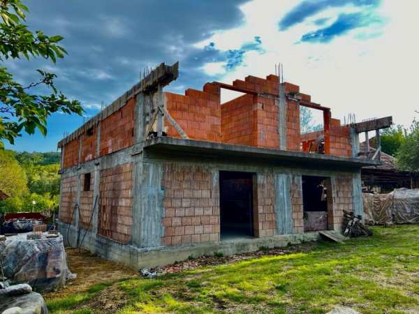 Casa cu teren intravilan + teren extravilan in extensie