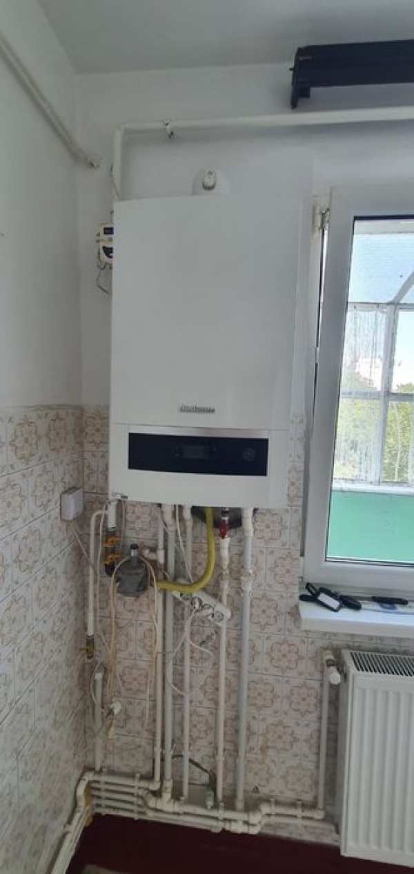 Vânzare apartament 3 camere decomandat zona centrala