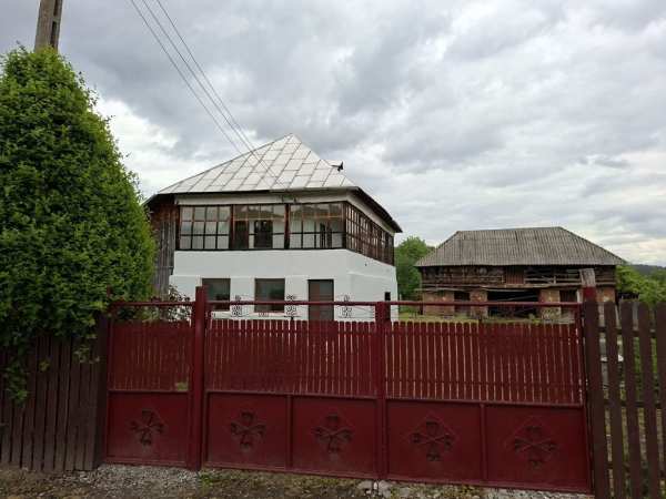 Casă tradițională renovată + 4500 mp teren + livadă, anexă, beci
