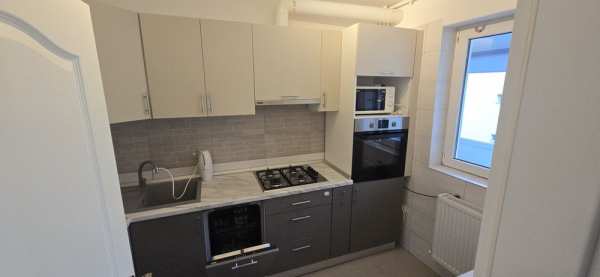 Proprietar, Vand apartament cu 3 camere , decomandat, centrala proprie