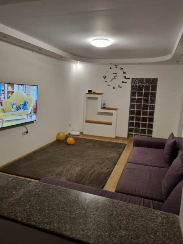 Inchiriez apartament 3 camere Casa de Cultura