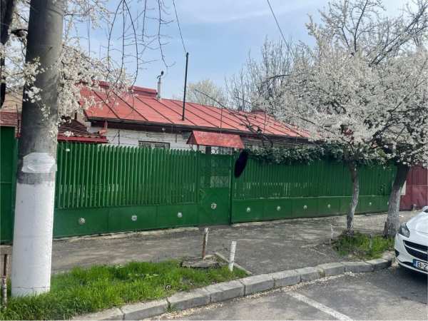 Casa la curte, potential afacere, teren pe colt