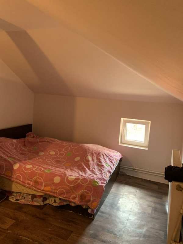 Inchiriez camera la curte