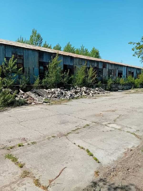 vind hala metalica aprox 600 mp demontabila structura stilpi si ferme
