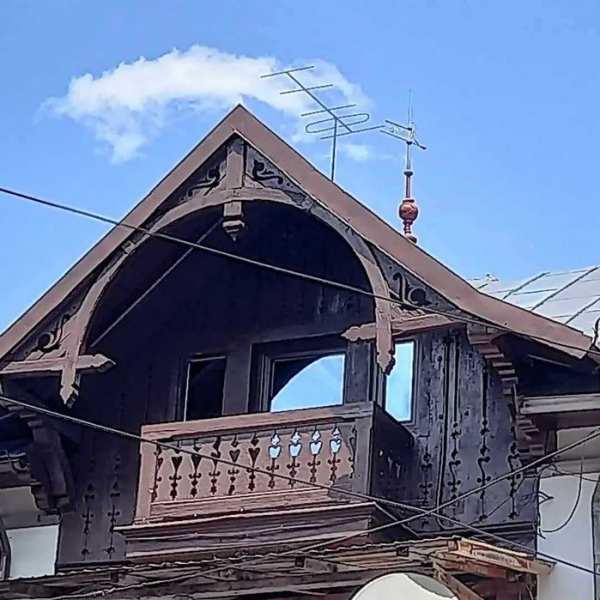 Ultracentral Sinaia apartament 4 camere in mansarda unei vile P+E+M