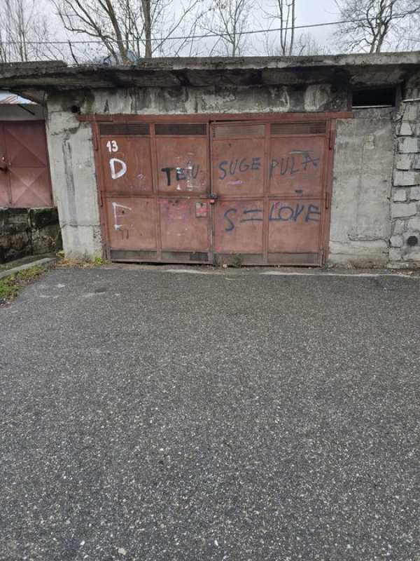 Vănd Garaj Neamenajat