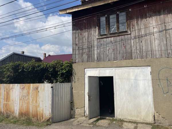 Inchiriez garaj mansardar cu teren adiacent si beci