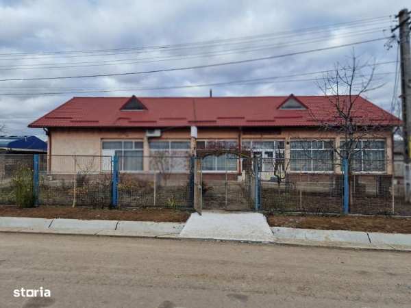 Se oferă spre vânzare / închiriere clădire cu spațiu comercial