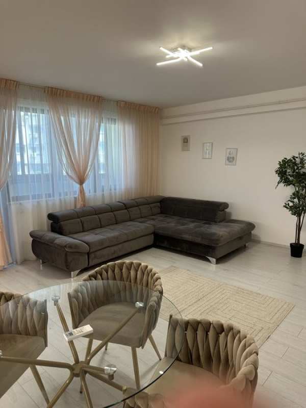 Ofer spre inchiriere apartament cu 3 camere