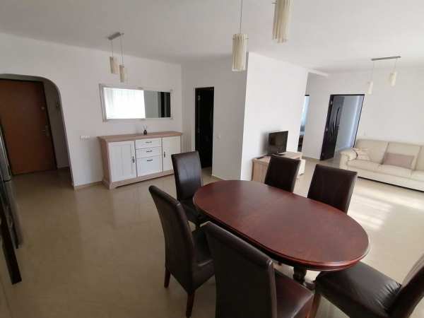 Ofer spre Închiriere pe termen lung apartament cu  3 camere, 98 mp