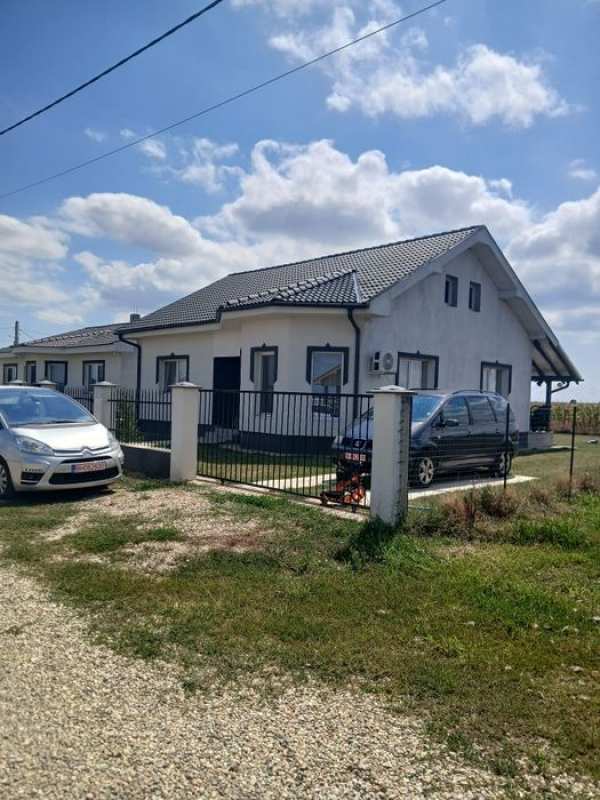 Inchiriez casa Sântandrei