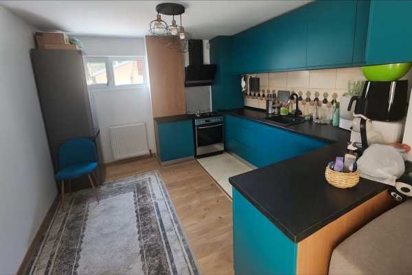 Vand apartament cu 3 camere in apropiere de metrou