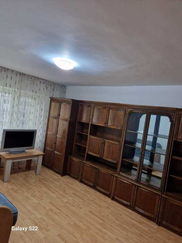 Închiriez apartament 3 camere