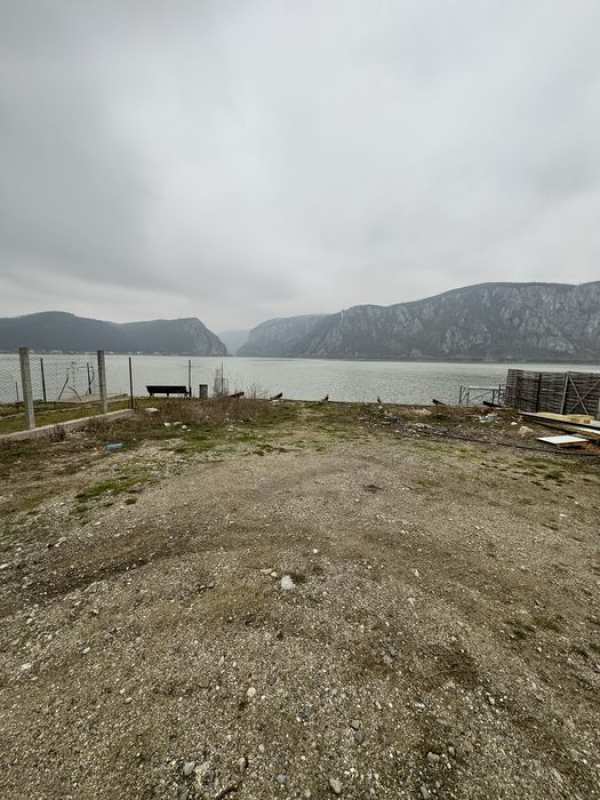 Teren Dubova pe malul Dunării