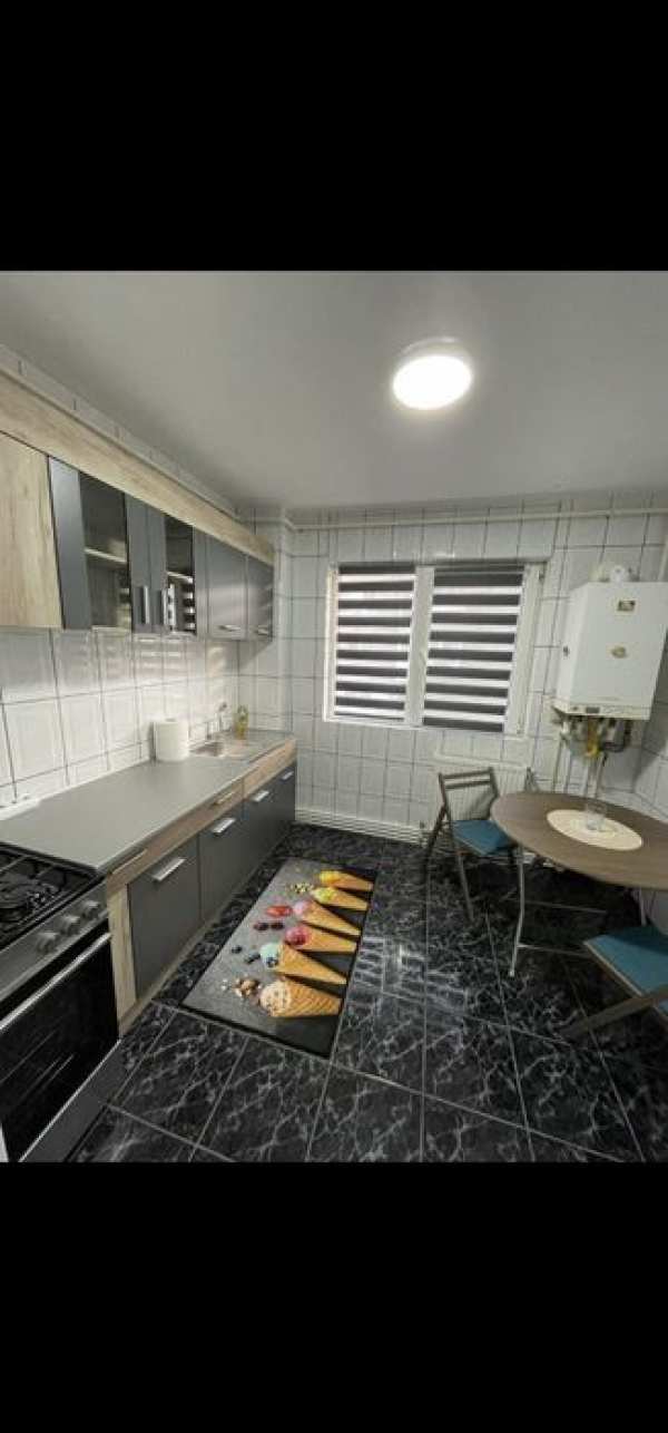 Închiriez apartament 3 camere