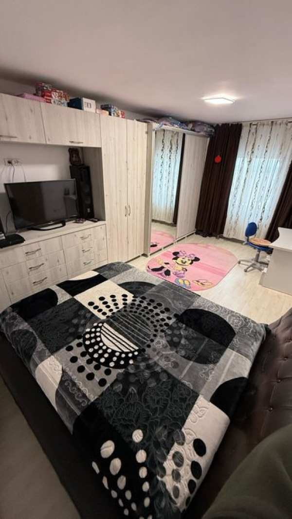 Vând casa la Carcea 3 camere, 880 metrii. Proprietar