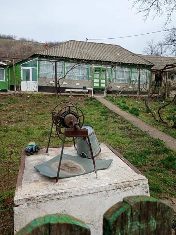 Casa bătrânească cu teren