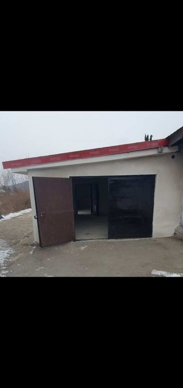 Inchiriez Garaj mare în petrila 12m