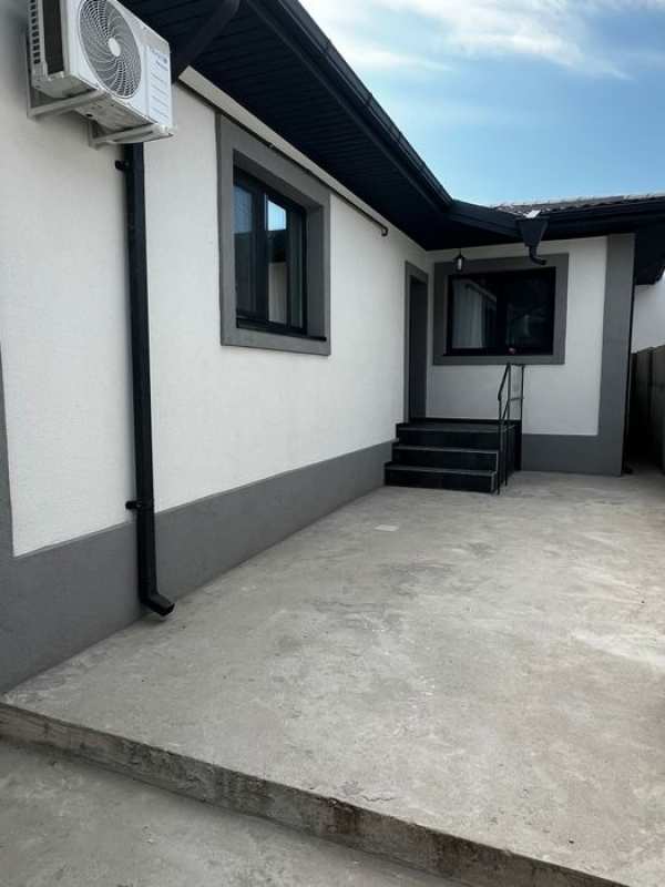 Închiriez casa la curte noua,prima închiriere,3 camere în sectorul 5