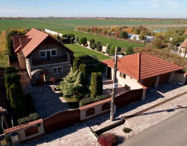 Casa impresionanta  de vanzare cu teren 2700mp In Madaras
