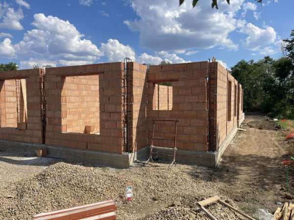 Vand 1/2 duplex, 3 dormitoare, 2 bai, terasa acoperita, mosnita noua
