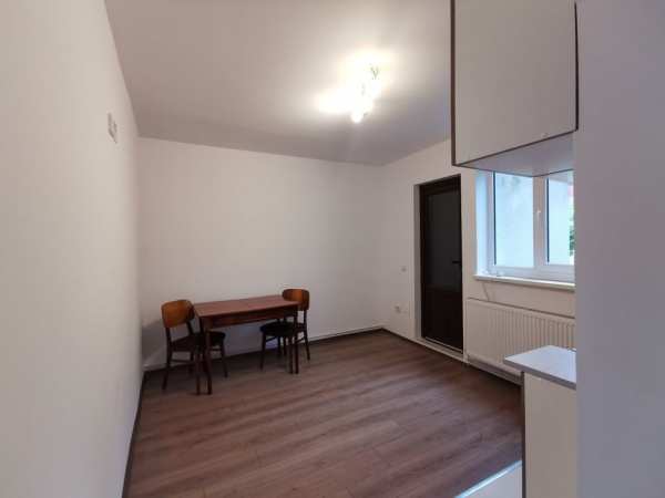 Inchiriez casa in curte comuna