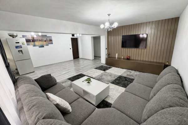 Apartament 4 camere decomandat  zona 1 mai