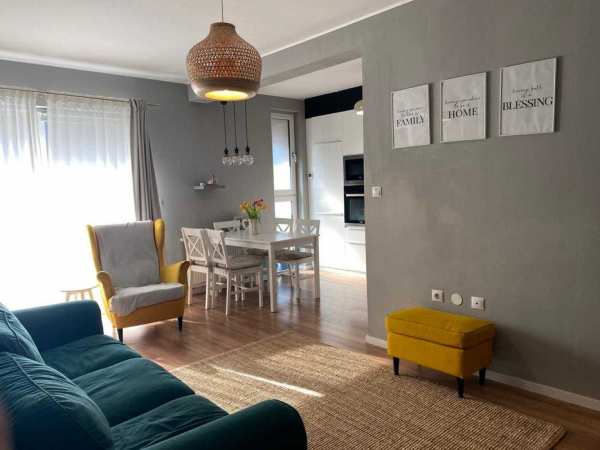 Apartament 4 camere  de vanzare - Zona Vivo