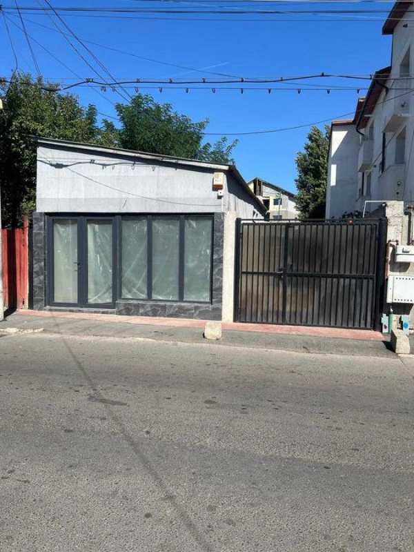 Casa la curte de vanzare