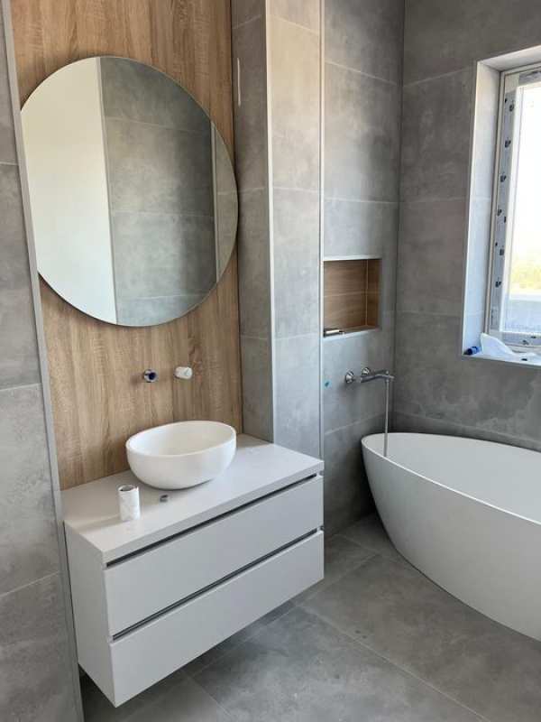 De închiriat casă nouă, mobilată și utilată.