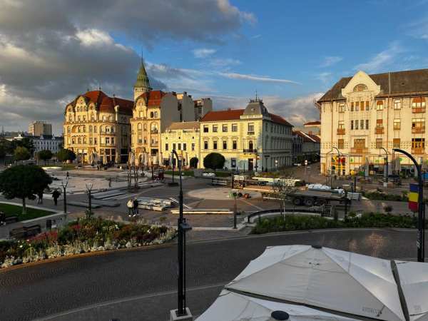 Închiriem 2 locuri de lucru central (birou) - Piata Unirii, centru, Oradea