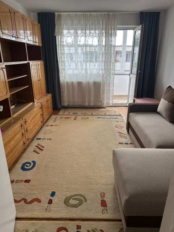 Ofer spre închiriere apartament cu 3 camere in Dâmbu