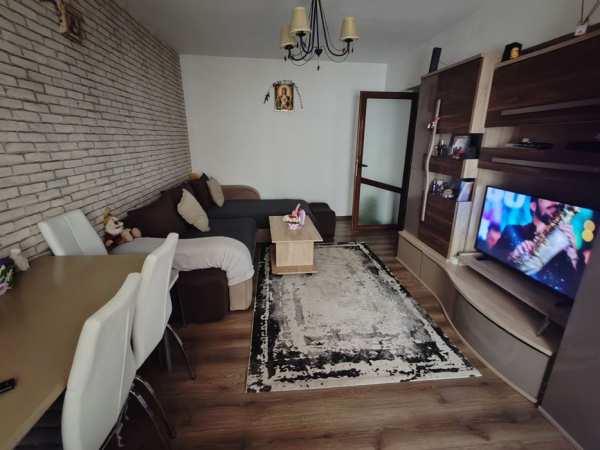 Vând apartament cu 2 camere decomandat