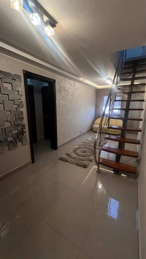 Apartament 5 camere etaj 4 + mansardă zona mall Botoșani