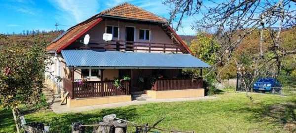 Vind casa cu etaj in muntii expusa la soare toata ziua