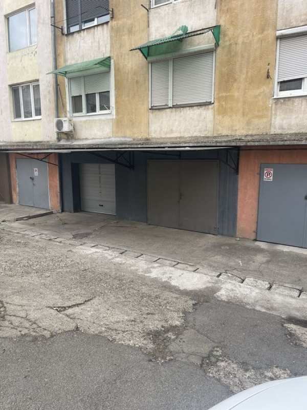 garaj de închiriat