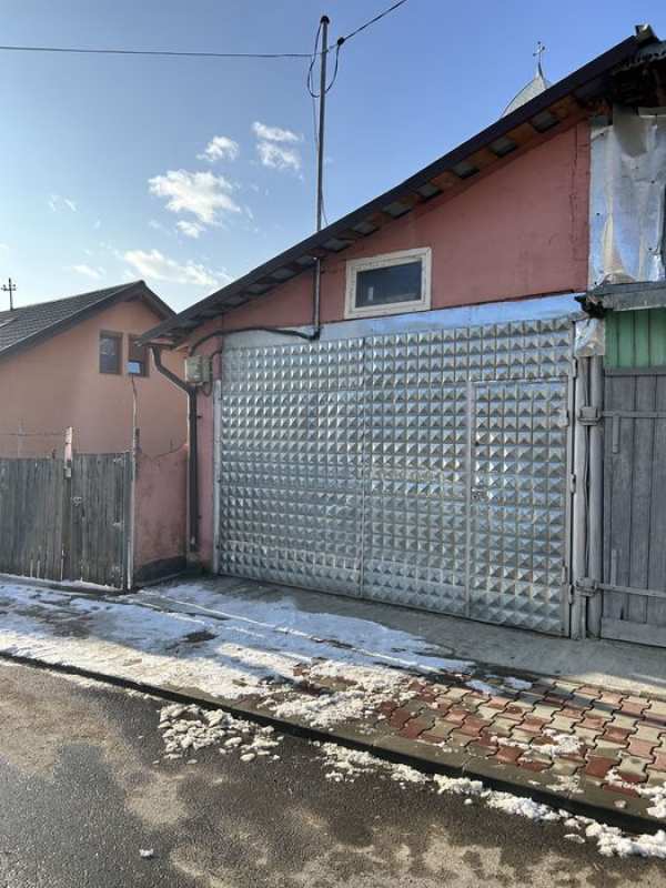 Proprietar nu concesiune.Garaj str 8 Martie  toate utilitatile 2 camere lumina,apa,canalizare ,beci,pod!