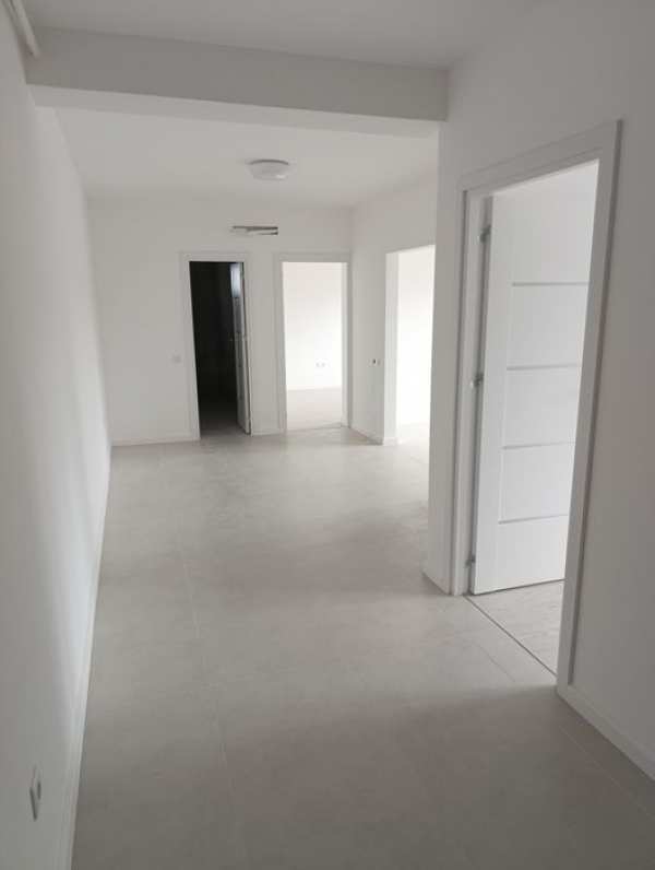 Vand apartament cu 3 camere