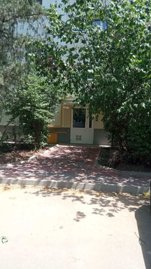 Particular inchiriez apartament  4 cam metrou 1 Decembrie 1918