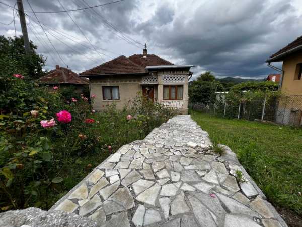 Casa Tradițională cu Grădină Spatioasă în Inima Orașului Brad