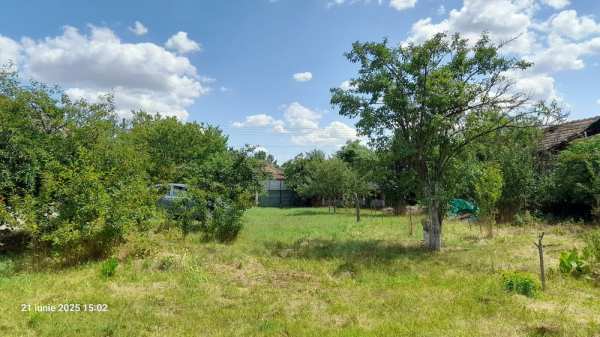 Vând casă la țară ,două corpuri.2500 mp teren .