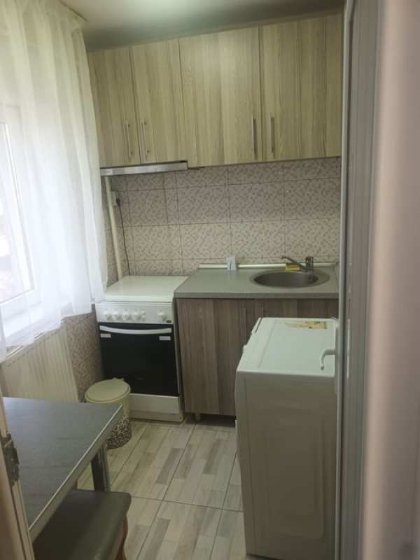 Închiriez garsonieră- zona Zahana