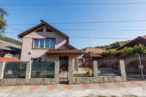 Vând casă la munte