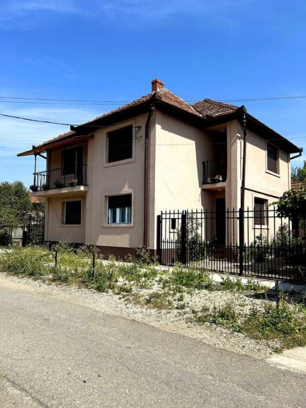 Casă spațioasă cu două corpuri de clădire, 6 dormitoare, central