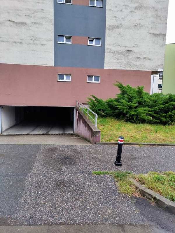 Închiriez loc de parcare subterană