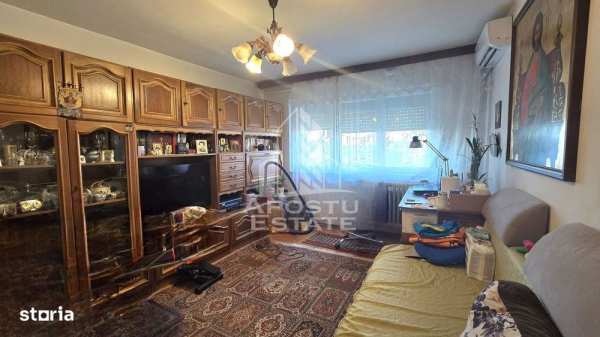 Apartament cu 4 camere, zona Cetatii