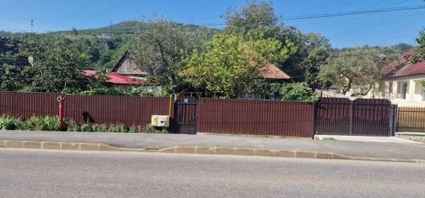 Vând casă în Moinești, cartier Lucacesti