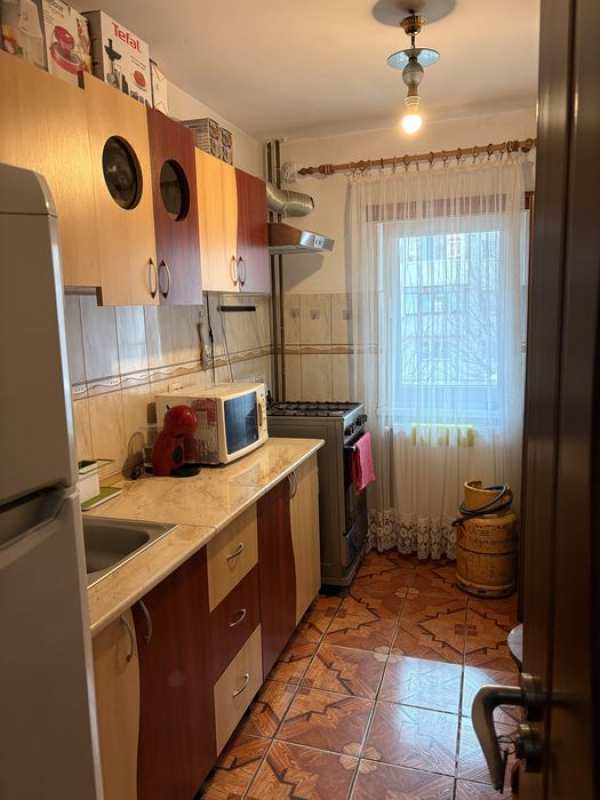 Inchiriez apartment cu 3 camere