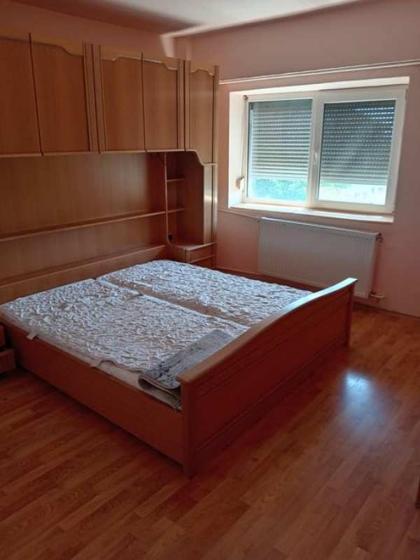 Închiriez garsoniera