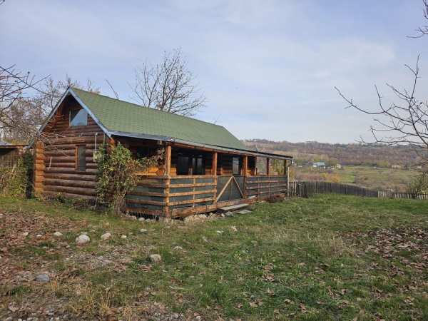 Vând casa din lemn rotund, mobilata și utilata complet